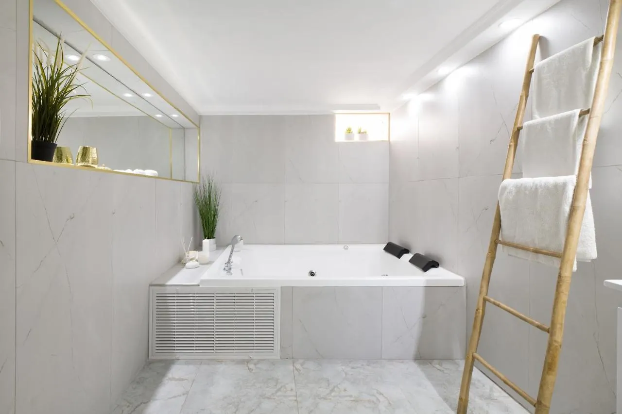 Romsuites - Apartment With Jacuzzi & Pool Table, Haifa Center, Bahai Garden